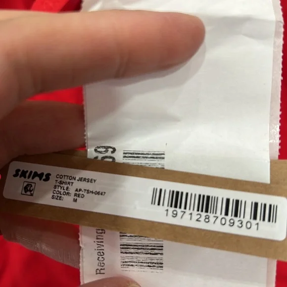 SKIMS COTTON JERSEY LONG SLEEVE T-SHIRT red - Picture 3 of 4